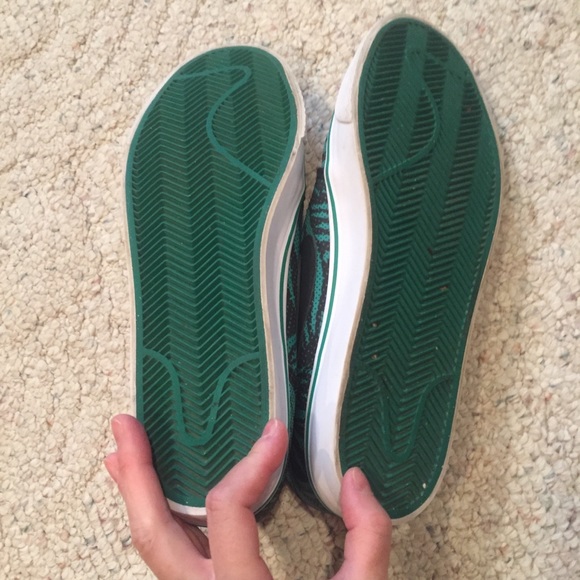 NIKE Toki Low TXT print Size 9.5 Lucid Green/Black - Picture 7 of 9